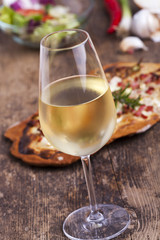 Weißwein und Flammkuchen