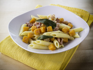 Penne zucca e speck