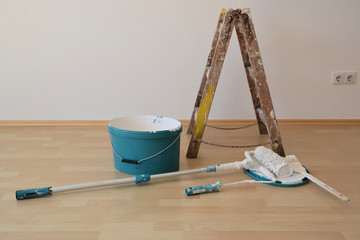 Malerwerkzeug auf der Baustelle