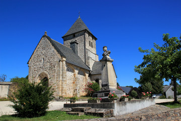 Eglise et monument aux morts de St-Cyr-Les-Champagnes.