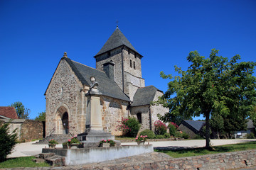 Fototapeta na wymiar Kościół i War Memorial St-Cyr-les-Szampany.