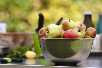 Schale voller Äpfel