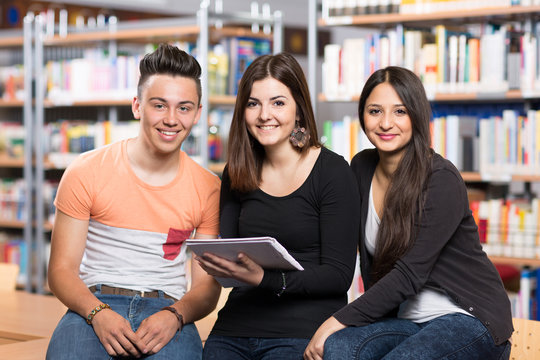 Gruppe Sch&uuml;ler beim Lernen