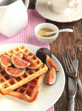 Waffles with fresh figs and honey