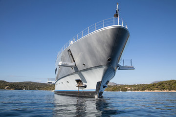 Schiffsbug einer Luxusyacht