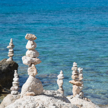 Pyramide mit Steinen - Rituale - Hintergrund blau, Meer