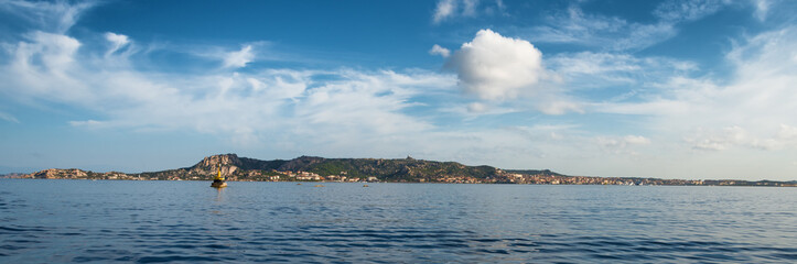 Fototapeta na wymiar Panoramiczny widok na archipelag La Maddalena na Sardynii