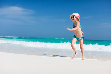 Fototapeta na wymiar Cute little girl at beach