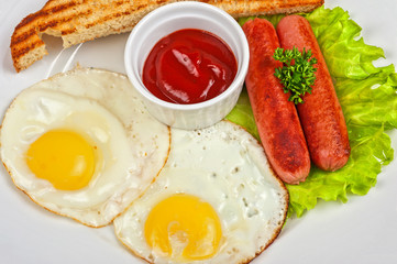 Fried eggs with sausages