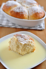 Buchteln mit Vanillesauce