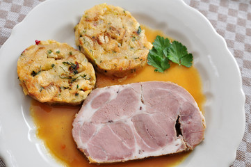 Schweinebraten mit Semmeknödel