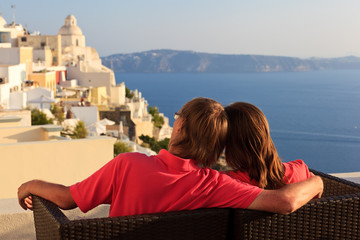 Fototapeta na wymiar couple on vacation in Santorini, Greece