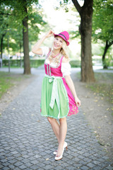 junge Frau im Dirndl