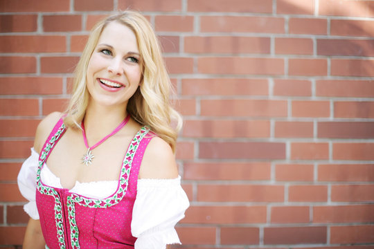 gl&uuml;ckliche Frau im Dirndl