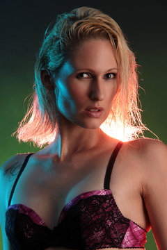 Eine blonde Frau mit laszivem Blick