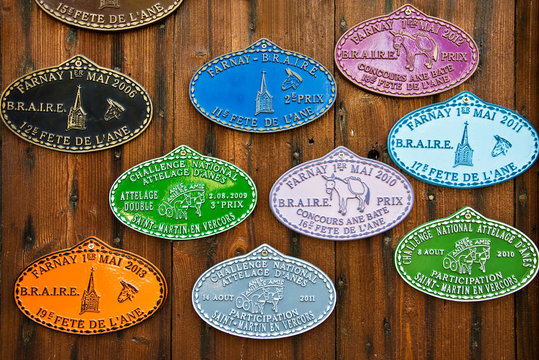 Plaques de concours multicolores
