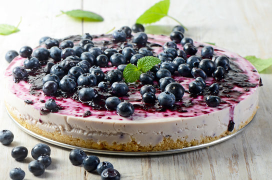 Cake with cream cheese and  blueberries