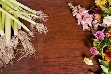 Obraz premium Leeks and Flowers Background