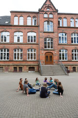 Unterricht draußen auf dem Schulhof