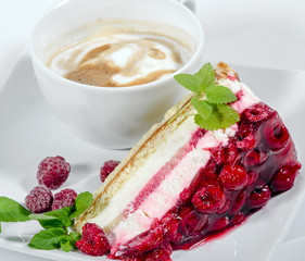 Himbeerkuchen und Cappuccino