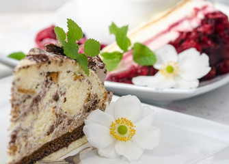 Kuchen genießen: Nusstorte und Himbeerkuchen