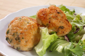 Chicken burgers with mint and lettuce