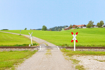 Unbeschrankter Bahnübergang im Allgäu
