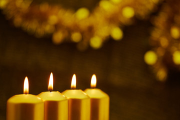 Vier Kerzen zum Advent vor Weihnachten