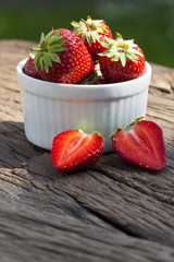 Süße Erdbeeren in einer Schale