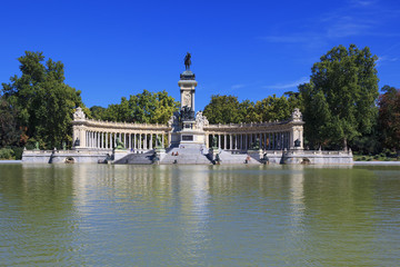 Fototapeta na wymiar Monument to Alfonso XII
