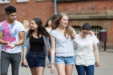 Schüler gehen über den Schulhof