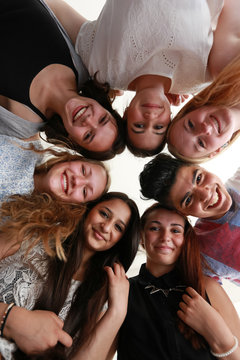 K&ouml;pfe zusammen im Kreis