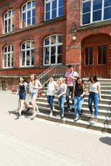 Schüler gehen Treppe runter