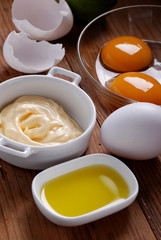 maionese con ingredienti sul tavolo di legno