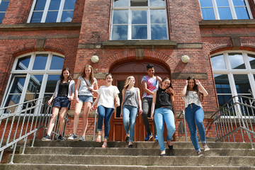 Schüler gehen Treppe runter