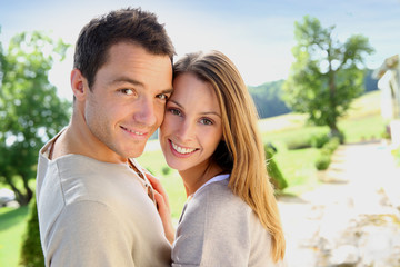 Obraz premium Sweet couple enjoying week-end in countryside