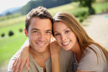 Obraz premium Sweet couple enjoying week-end in countryside