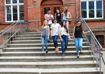 Schüler gehen Treppe runter