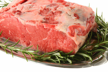 polpa di carne con rosmarino su sfondo bianco