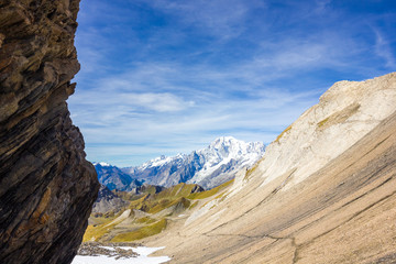 Roccia e sentiero in montagna