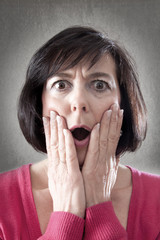 Frau mit erschrockenem Gesicht