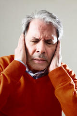 Mann mit Tinnitus