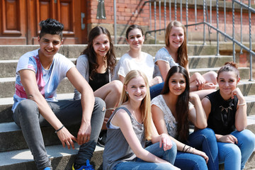 Gruppe Schüler sitzt auf einer Treppe