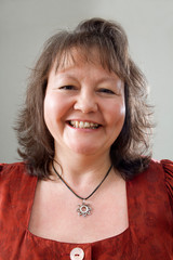 Rund und gesund. Mollige, zufriedene Frau