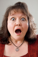 Gesicht einer überraschten älteren Frau