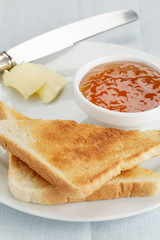 Qittengelee mit Toast und Butter