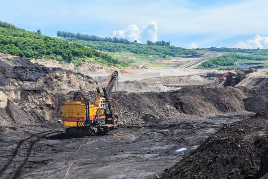 Electric shovel in open pit