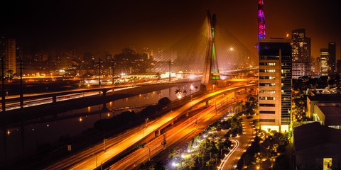 Fototapeta na wymiar Bridge w nocy w Sao Paulo