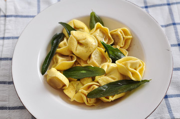 Tortellini mit Salbei