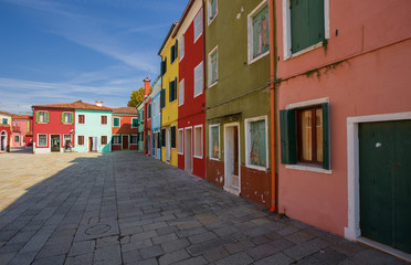 Fototapeta na wymiar wielobarwne domy na wyspie Burano. Wenecja. Włochy.
